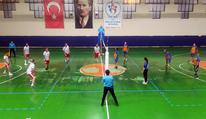 Gerze’ de 100. Yıl Cumhuriyet Kupası Voleybol Turnuvası Başladı