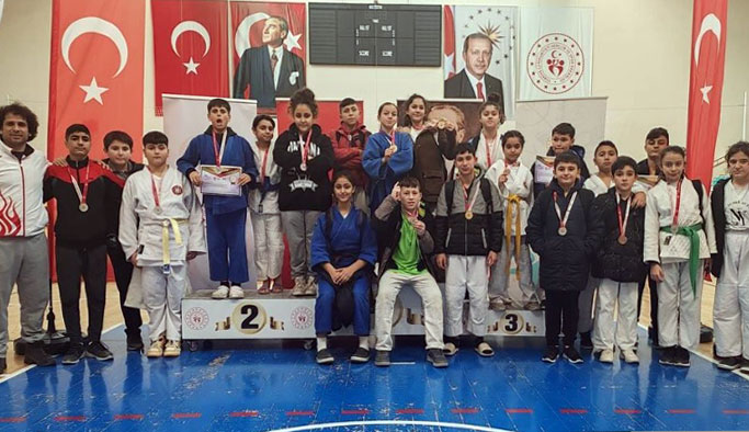 Atatürk Ortaokulu, dönemi bol madalyalı kapattı