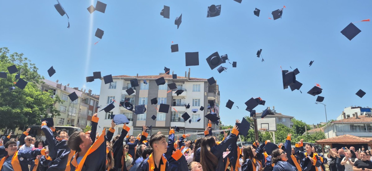 Haşim ve Zehra Tarı Ortaokulu’nda Mezuniyet Coşkusu